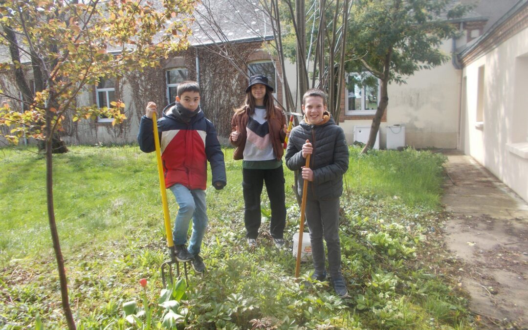 L’atelier jardinage est reparti au collège St Louis de Jallais !