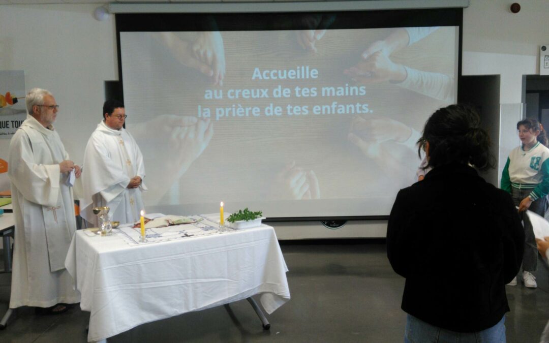 Célébration de Pâques pour les collégiens